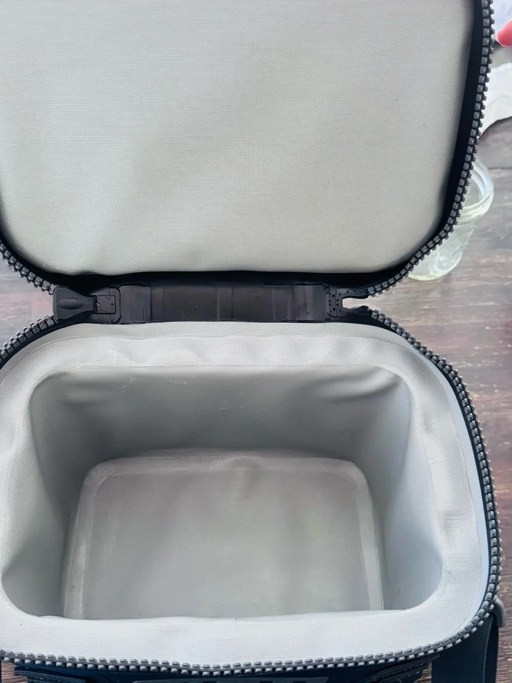 YETI Hopper Flip 8 Cooler - Navy Blue